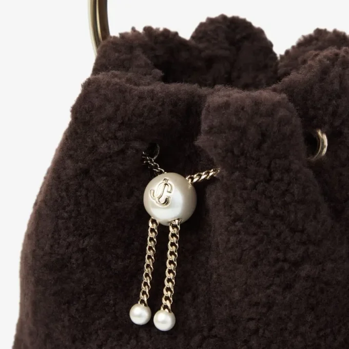 Bon Bon chocoladekleurige bucket bag met metalen handvat Bon Bon chocoladekleurige bucket bag met metalen handvat