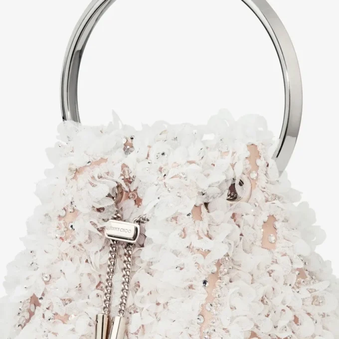 Bon Bon ivoorkleurige satijnen bucket bag met bloembladborduursel Bon Bon ivoorkleurige satijnen bucket bag met bloembladborduursel