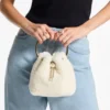 Bon Bon natuurlijke bucket bag met metalen handvat