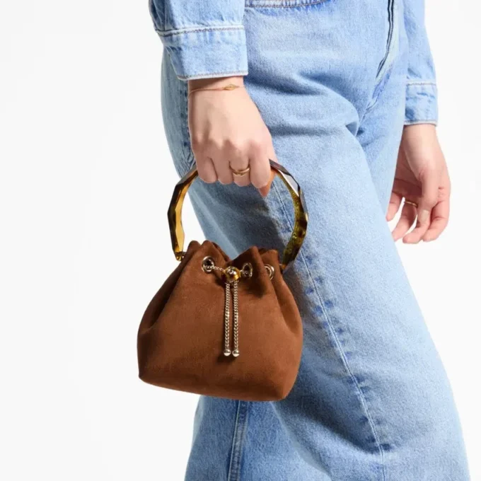Bon Bon Tan suède bucket bag met kralensluiting en schildpadkleurig handvat Bon Bon Tan suède bucket bag met kralensluiting en schildpadkleurig handvat