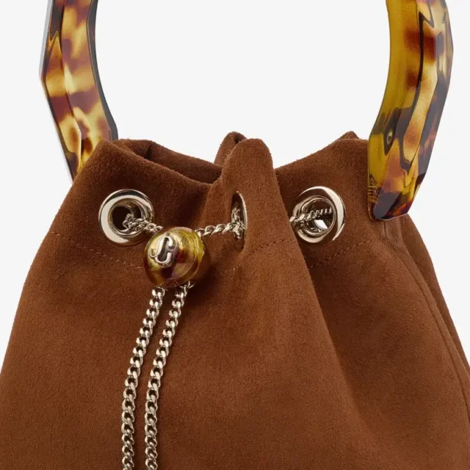 Bon Bon Tan suède bucket bag met kralensluiting en schildpadkleurig handvat Bon Bon Tan suède bucket bag met kralensluiting en schildpadkleurig handvat
