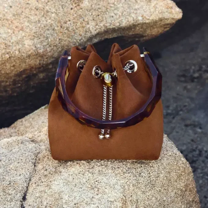 Bon Bon Tan suède bucket bag met kralensluiting en schildpadkleurig handvat Bon Bon Tan suède bucket bag met kralensluiting en schildpadkleurig handvat