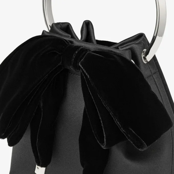 Bon Bon zwarte satijnen bucket bag met fluwelen strik