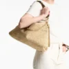 Callie Maxi schoudertas van naturel en koffiekleurig raffia met afneembare geweven nappalederen riem