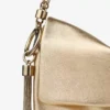 Callie schoudertas met klep van goudkleurig metallic leer