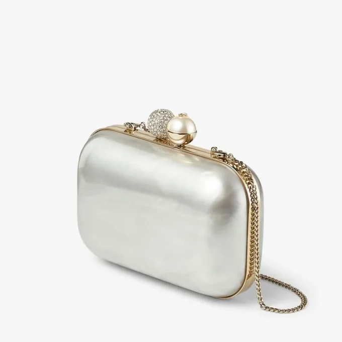 Cloud ivoorkleurige parelmoeren clutch met kristallen sluiting