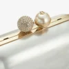 Cloud ivoorkleurige parelmoeren clutch met kristallen sluiting