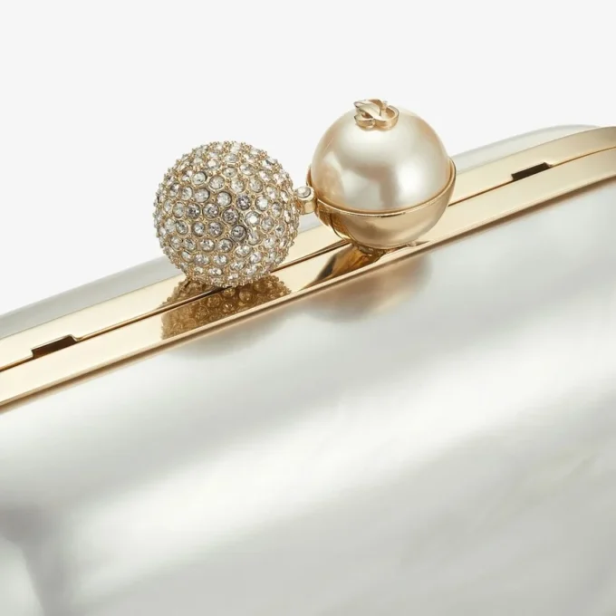 Cloud ivoorkleurige parelmoeren clutch met kristallen sluiting