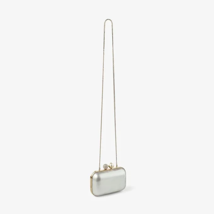Cloud ivoorkleurige parelmoeren clutch met kristallen sluiting