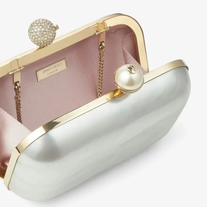 Cloud ivoorkleurige parelmoeren clutch met kristallen sluiting