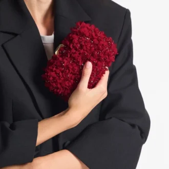 Cloud Ruby Red satijnen clutch met bloembladborduursel