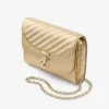 Curve Clutch Glanzend goudkleurig gewatteerd metallic leren clutch met ketting