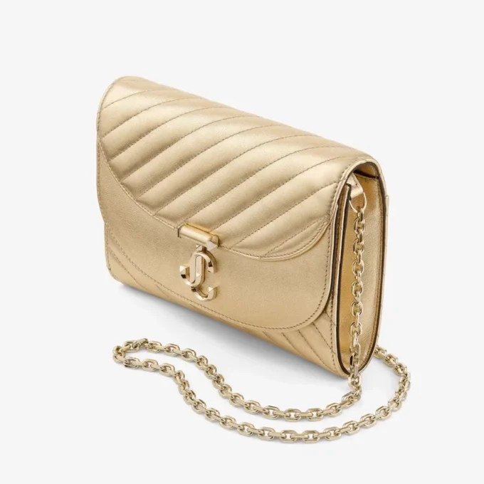 Curve Clutch Glanzend goudkleurig gewatteerd metallic leren clutch met ketting