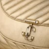 Curve Clutch Glanzend goudkleurig gewatteerd metallic leren clutch met ketting