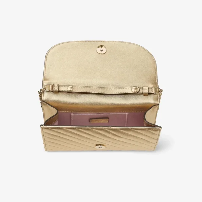 Curve Clutch Glanzend goudkleurig gewatteerd metallic leren clutch met ketting