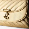 Curve Cross Body Small Goudkleurige gewatteerde metallic nappalederen crossbodytas Curve Cross Body Small Goudkleurige gewatteerde metallic nappalederen crossbodytas