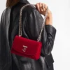 Curve Cross Body Small Robijnrode gewatteerde fluwelen crossbodytas met kristallen Jc-bar