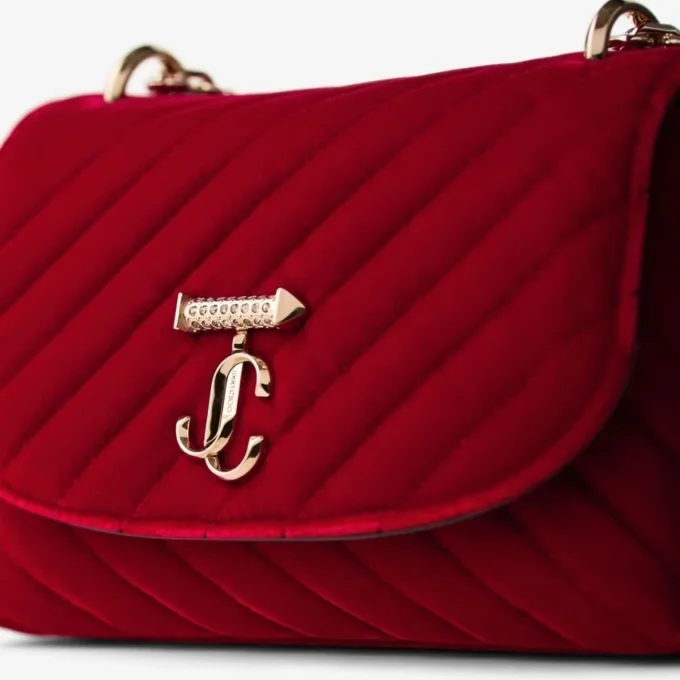 Curve Cross Body Small Robijnrode gewatteerde fluwelen crossbodytas met kristallen Jc-bar
