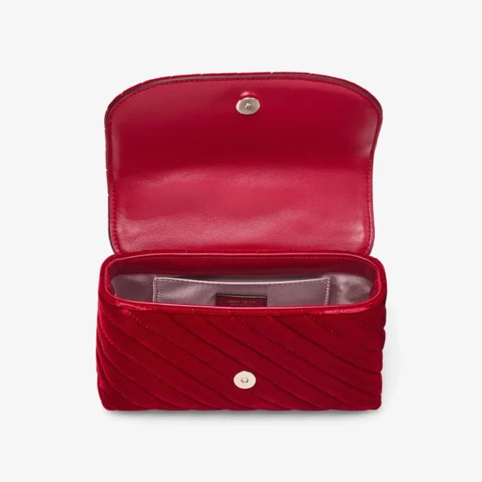 Curve Cross Body Small Robijnrode gewatteerde fluwelen crossbodytas met kristallen Jc-bar