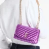 Curve Cross Body Small Violet Orchid gewatteerde satijnen crossbodytas met Crystal Jc-bar Curve Cross Body Small Violet Orchid gewatteerde satijnen crossbodytas met Crystal Jc-bar