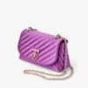 Curve Cross Body Small Violet Orchid gewatteerde satijnen crossbodytas met Crystal Jc-bar Curve Cross Body Small Violet Orchid gewatteerde satijnen crossbodytas met Crystal Jc-bar