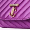Curve Cross Body Small Violet Orchid gewatteerde satijnen crossbodytas met Crystal Jc-bar Curve Cross Body Small Violet Orchid gewatteerde satijnen crossbodytas met Crystal Jc-bar
