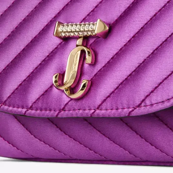 Curve Cross Body Small Violet Orchid gewatteerde satijnen crossbodytas met Crystal Jc-bar Curve Cross Body Small Violet Orchid gewatteerde satijnen crossbodytas met Crystal Jc-bar