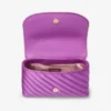 Curve Cross Body Small Violet Orchid gewatteerde satijnen crossbodytas met Crystal Jc-bar Curve Cross Body Small Violet Orchid gewatteerde satijnen crossbodytas met Crystal Jc-bar