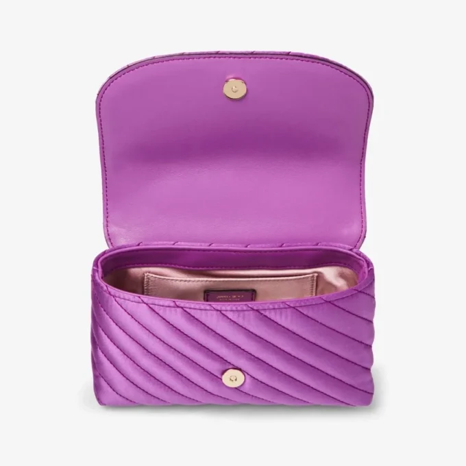 Curve Cross Body Small Violet Orchid gewatteerde satijnen crossbodytas met Crystal Jc-bar Curve Cross Body Small Violet Orchid gewatteerde satijnen crossbodytas met Crystal Jc-bar