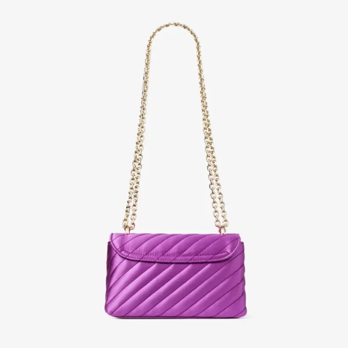 Curve Cross Body Small Violet Orchid gewatteerde satijnen crossbodytas met Crystal Jc-bar Curve Cross Body Small Violet Orchid gewatteerde satijnen crossbodytas met Crystal Jc-bar