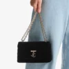 Curve Cross Body Small Zwarte gewatteerde fluwelen crossbodytas met Crystal Jc-bar