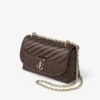 Curve Crossbody Small Chocoladebruine gewatteerde crossbodytas van bikerleer Curve Crossbody Small Chocoladebruine gewatteerde crossbodytas van bikerleer