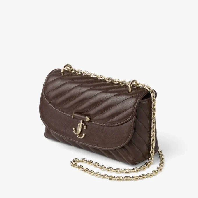 Curve Crossbody Small Chocoladebruine gewatteerde crossbodytas van bikerleer Curve Crossbody Small Chocoladebruine gewatteerde crossbodytas van bikerleer