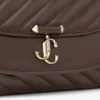 Curve Crossbody Small Chocoladebruine gewatteerde crossbodytas van bikerleer Curve Crossbody Small Chocoladebruine gewatteerde crossbodytas van bikerleer