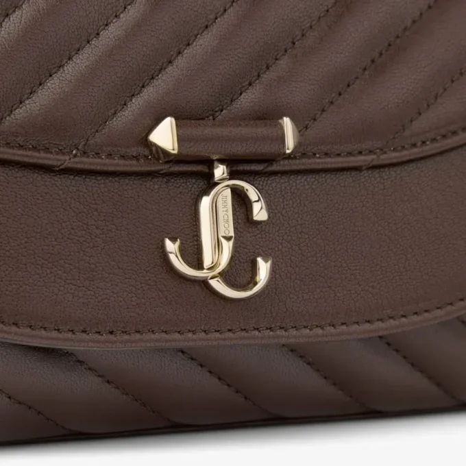 Curve Crossbody Small Chocoladebruine gewatteerde crossbodytas van bikerleer Curve Crossbody Small Chocoladebruine gewatteerde crossbodytas van bikerleer