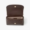 Curve Crossbody Small Chocoladebruine gewatteerde crossbodytas van bikerleer Curve Crossbody Small Chocoladebruine gewatteerde crossbodytas van bikerleer
