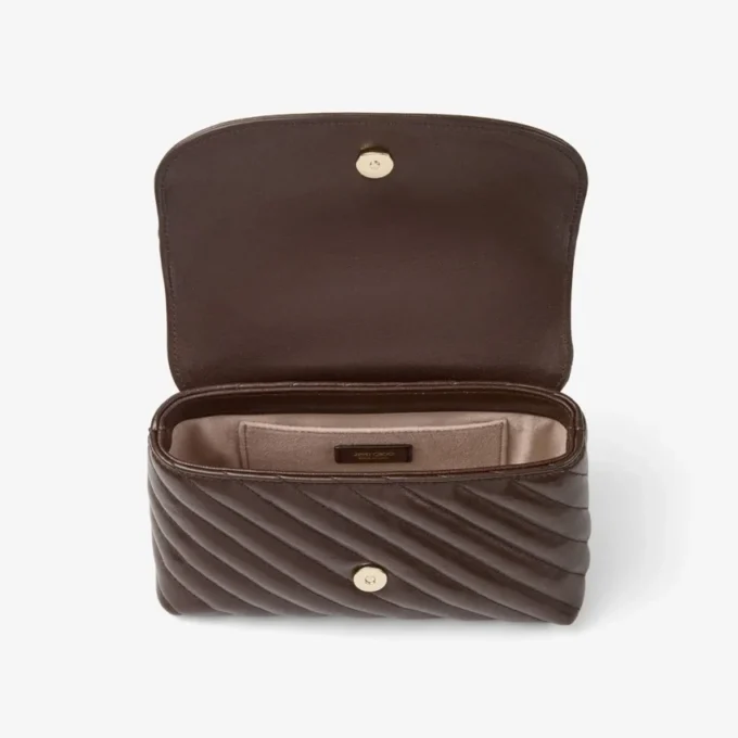 Curve Crossbody Small Chocoladebruine gewatteerde crossbodytas van bikerleer Curve Crossbody Small Chocoladebruine gewatteerde crossbodytas van bikerleer