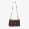 Curve Crossbody Small Chocoladebruine gewatteerde crossbodytas van bikerleer Curve Crossbody Small Chocoladebruine gewatteerde crossbodytas van bikerleer