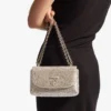 Curve Crossbody Small Goudglanzende suède crossbodytas met hotfix-kristallen Curve Crossbody Small Goudglanzende suède crossbodytas met hotfix-kristallen