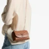 Curve Crossbody Small Tan gewatteerde crossbodytas van bikerleer Curve Crossbody Small Tan gewatteerde crossbodytas van bikerleer