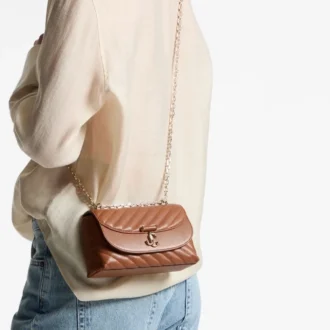 Curve Crossbody Small Tan gewatteerde crossbodytas van bikerleer