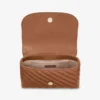 Curve Crossbody Small Tan gewatteerde crossbodytas van bikerleer Curve Crossbody Small Tan gewatteerde crossbodytas van bikerleer
