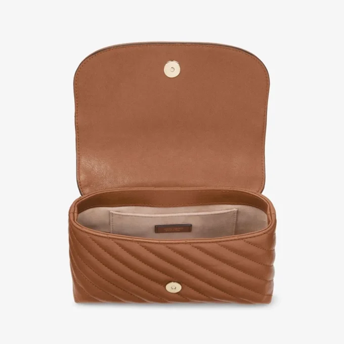 Curve Crossbody Small Tan gewatteerde crossbodytas van bikerleer Curve Crossbody Small Tan gewatteerde crossbodytas van bikerleer