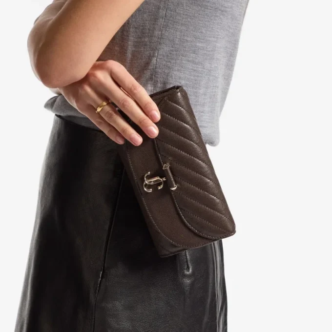Curve-portemonnee met ketting Chocoladebruine gewatteerde Biker-leren portemonnee met ketting Curve-portemonnee met ketting Chocoladebruine gewatteerde Biker-leren portemonnee met ketting