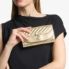 Curve-portemonnee met ketting Glanzend goudkleurige, gewatteerde metallic leren clutch Curve-portemonnee met ketting Glanzend goudkleurige, gewatteerde metallic leren clutch