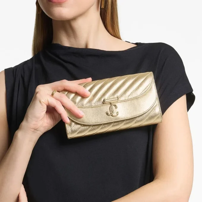 Curve-portemonnee met ketting Glanzend goudkleurige, gewatteerde metallic leren clutch Curve-portemonnee met ketting Glanzend goudkleurige, gewatteerde metallic leren clutch