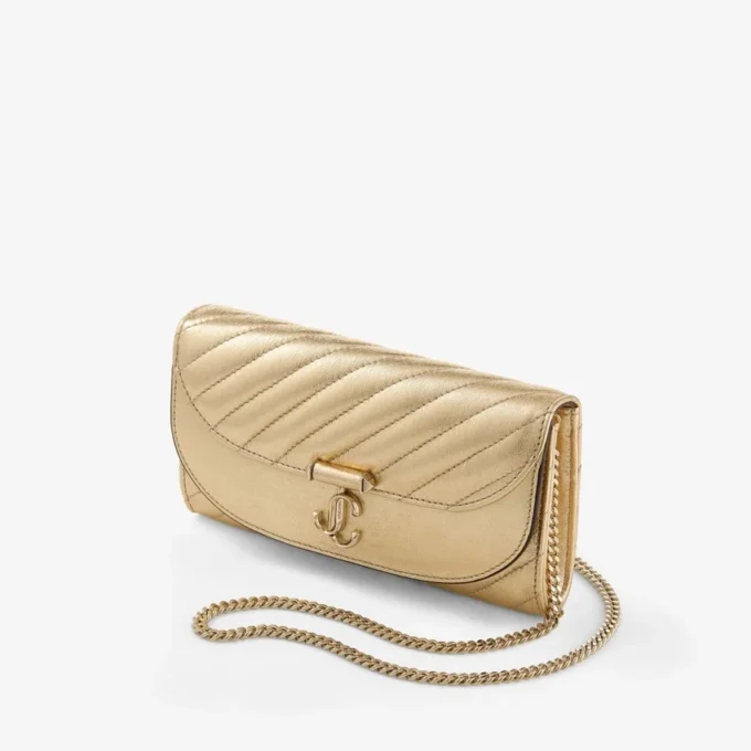 Curve-portemonnee met ketting Glanzend goudkleurige, gewatteerde metallic leren clutch Curve-portemonnee met ketting Glanzend goudkleurige, gewatteerde metallic leren clutch