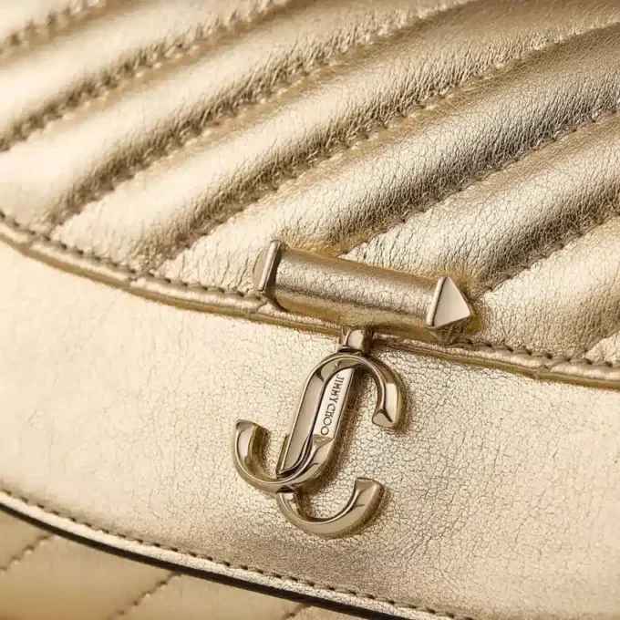 Curve-portemonnee met ketting Glanzend goudkleurige, gewatteerde metallic leren clutch Curve-portemonnee met ketting Glanzend goudkleurige, gewatteerde metallic leren clutch