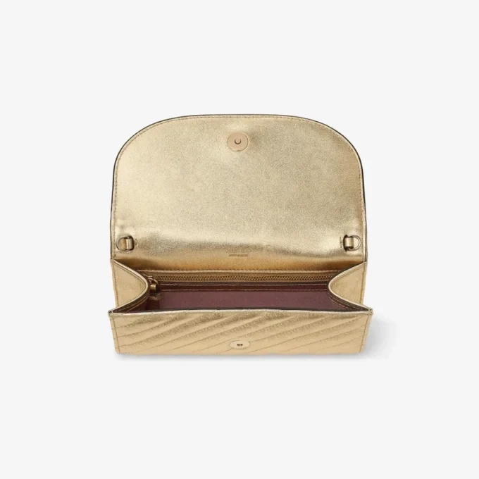 Curve-portemonnee met ketting Glanzend goudkleurige, gewatteerde metallic leren clutch Curve-portemonnee met ketting Glanzend goudkleurige, gewatteerde metallic leren clutch