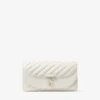 Curve-portemonnee met ketting Latte-portemonnee van gewatteerd nappaleer met ketting Curve-portemonnee met ketting Latte-portemonnee van gewatteerd nappaleer met ketting